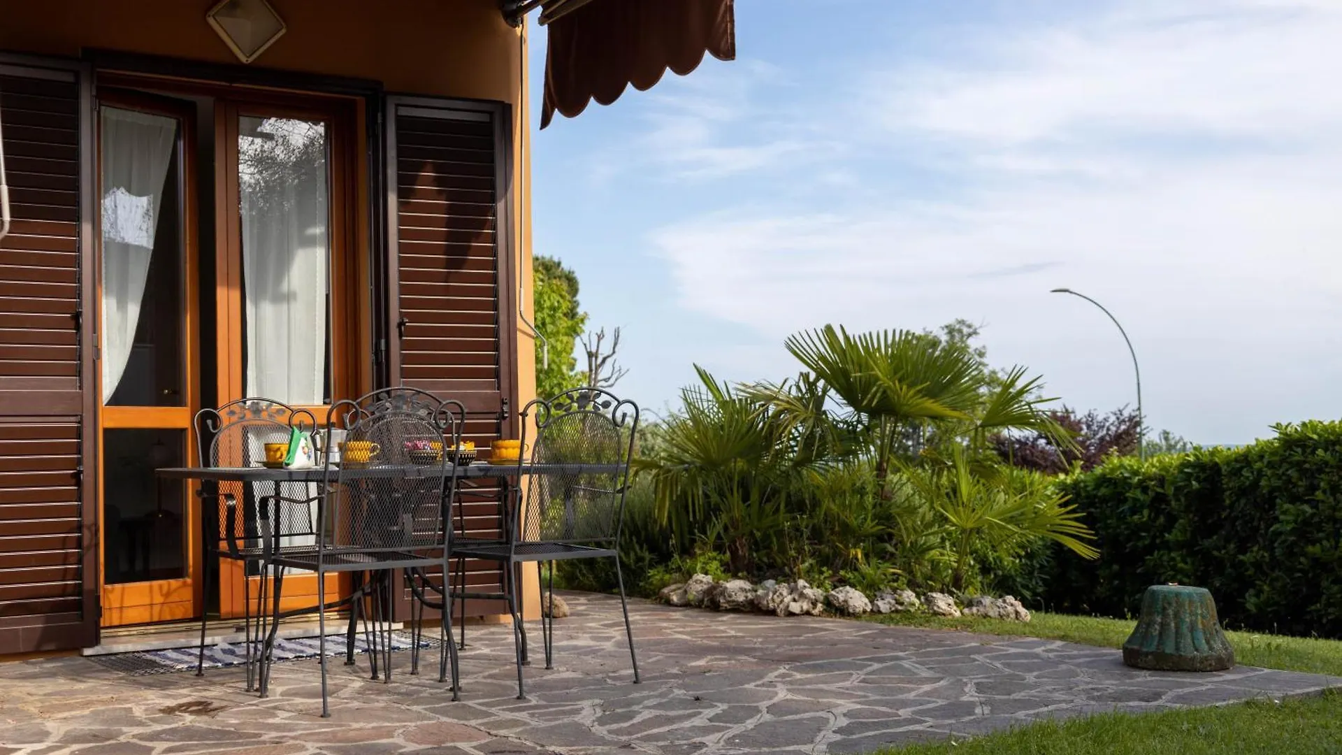Lilly House Garden Apartment Moniga del Garda Italia