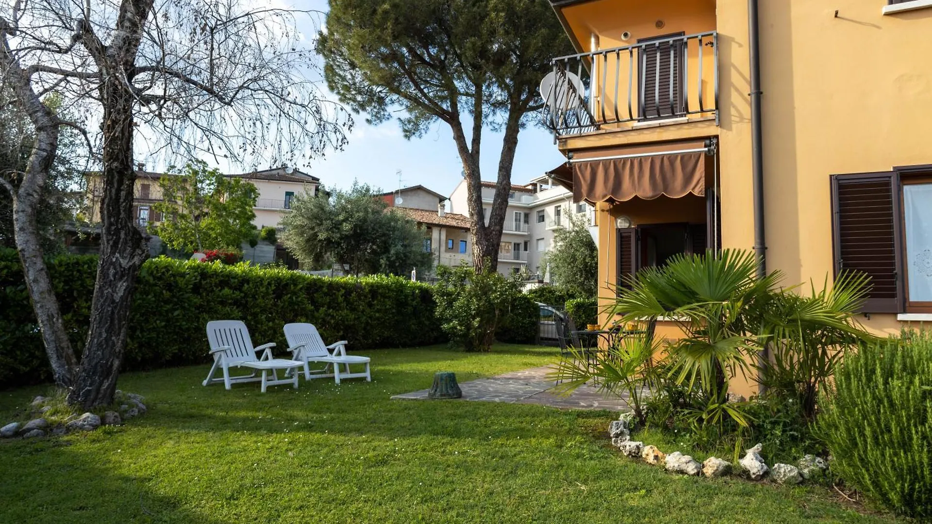 Lilly House Garden Apartment Moniga del Garda